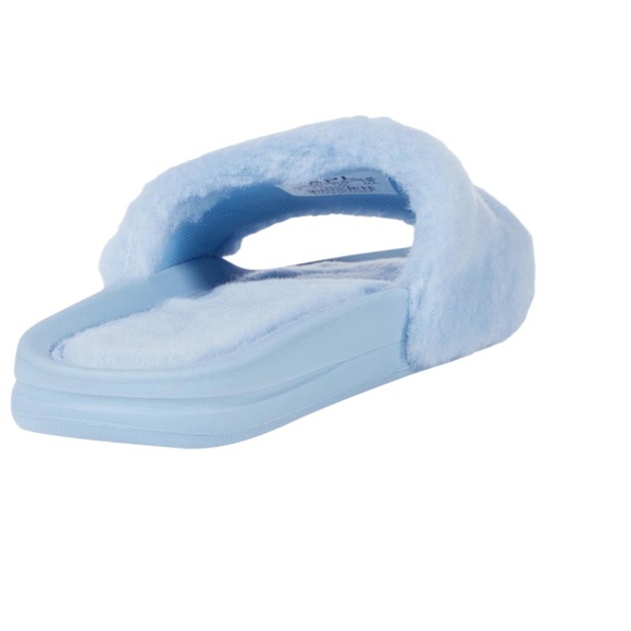 APL Athletic Propulsion Lab Shearling slides.
NWT New with tags. Ice blue size 9 - Picture 4 of 9
